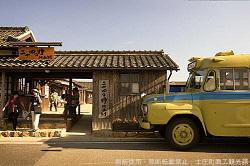 二十四の瞳映画村にて、レトロな黄色のバスが停めてある写真
