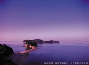 青紫色の幻想的な空と海で、海の中に浮かぶ島に砂浜の道が続いているエンジェルロードの写真