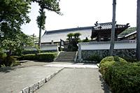 歓喜寺への道の両脇に木々が植えてり、石段の階段の奥に建物が建っている写真