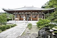 緑に囲まれた庭園の中に松林寺が建っている写真