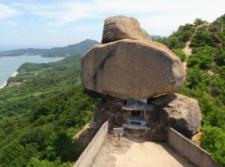 山の上に大きな岩が重ねて積まれているかさね岩の写真