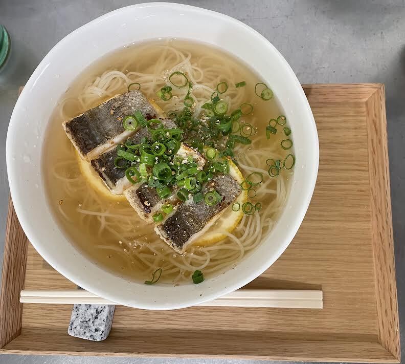 そうめんや木箱